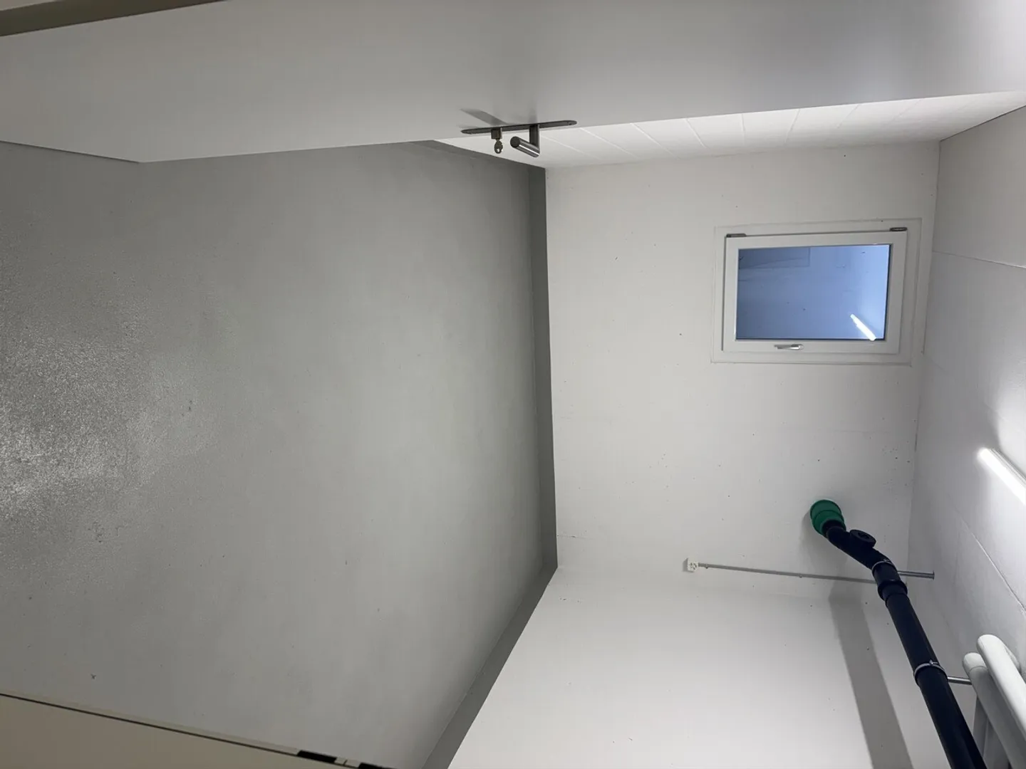 Pratico spazio per hobby - Foto 2 di 2