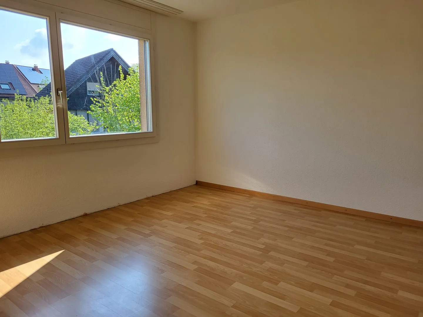 Appartamento luminoso di 4,5 locali a Bösingen, con giardino privato - Foto 7 di 8