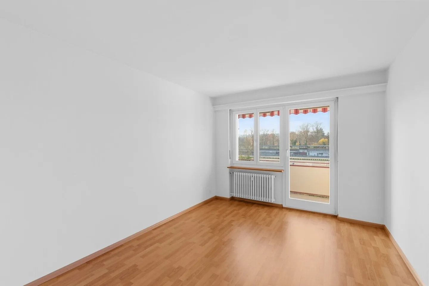Appartement rénové avec balcon - Photo 3 sur 8