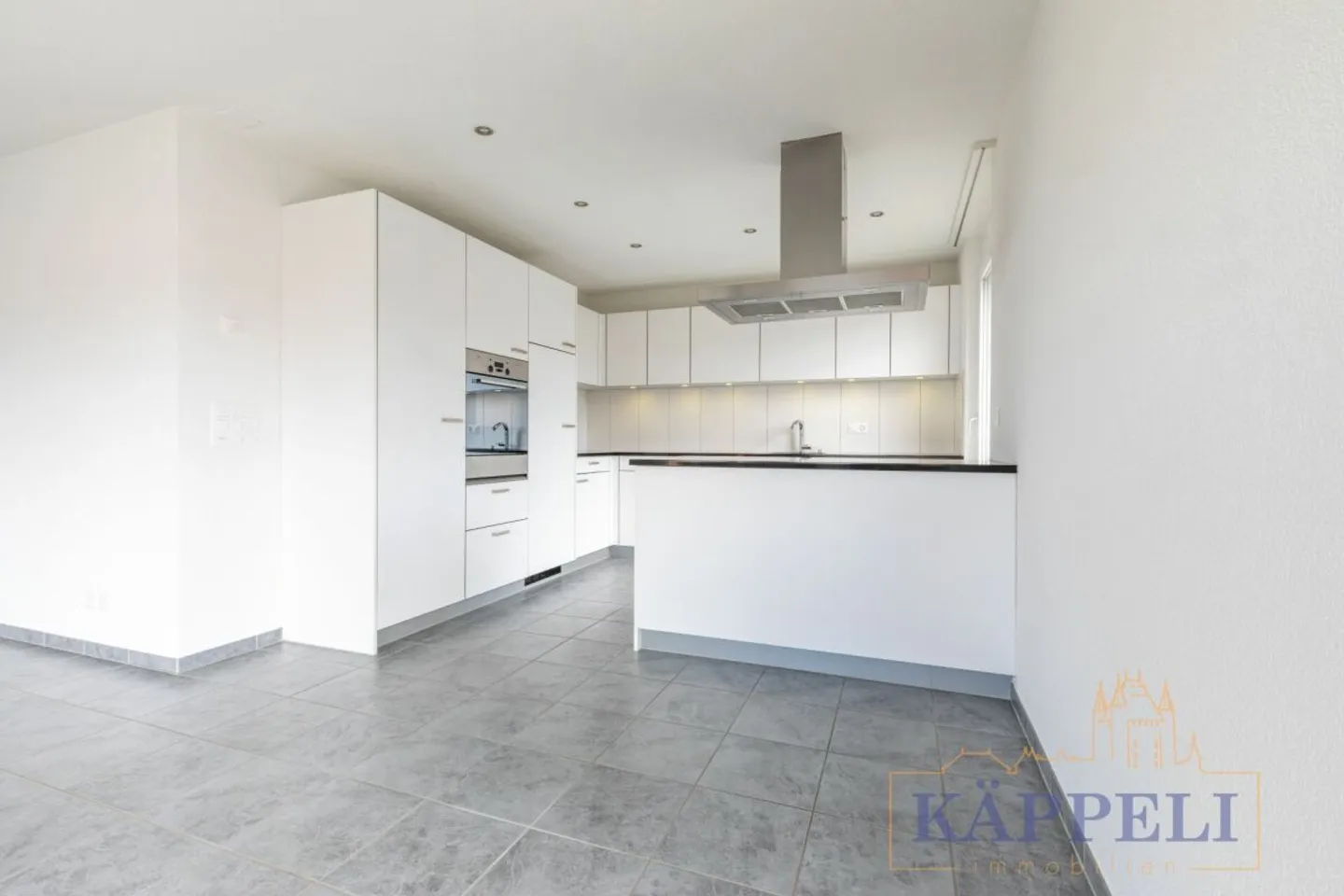 Modern 4.5 room apartment with panoramic view - Photo 2 of 11