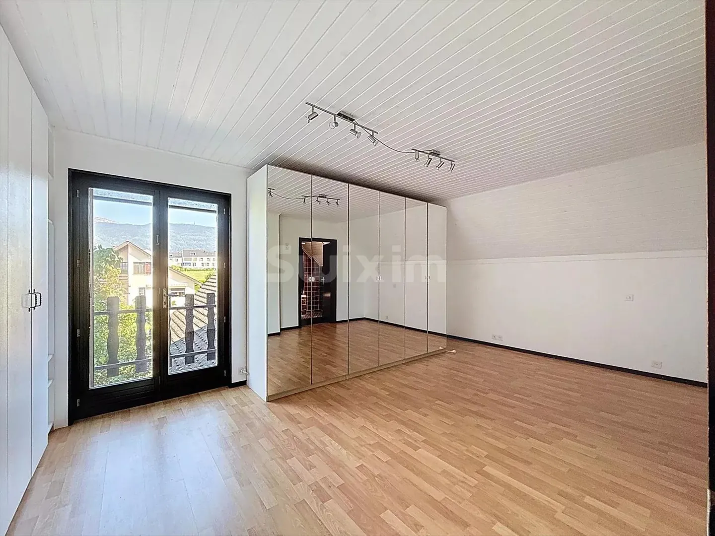 Casa indipendente con 7 camere su un terreno di 180m2 di 1'235m2! - Foto 8 di 13