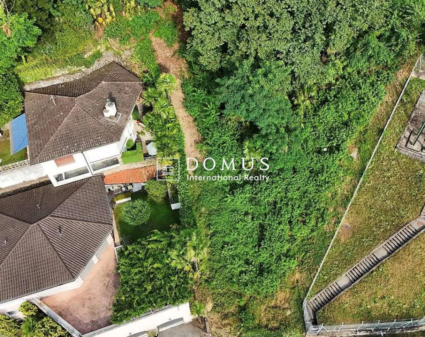 Terrain constructible à Bissone avec permis de construire - Photo 1 sur 3
