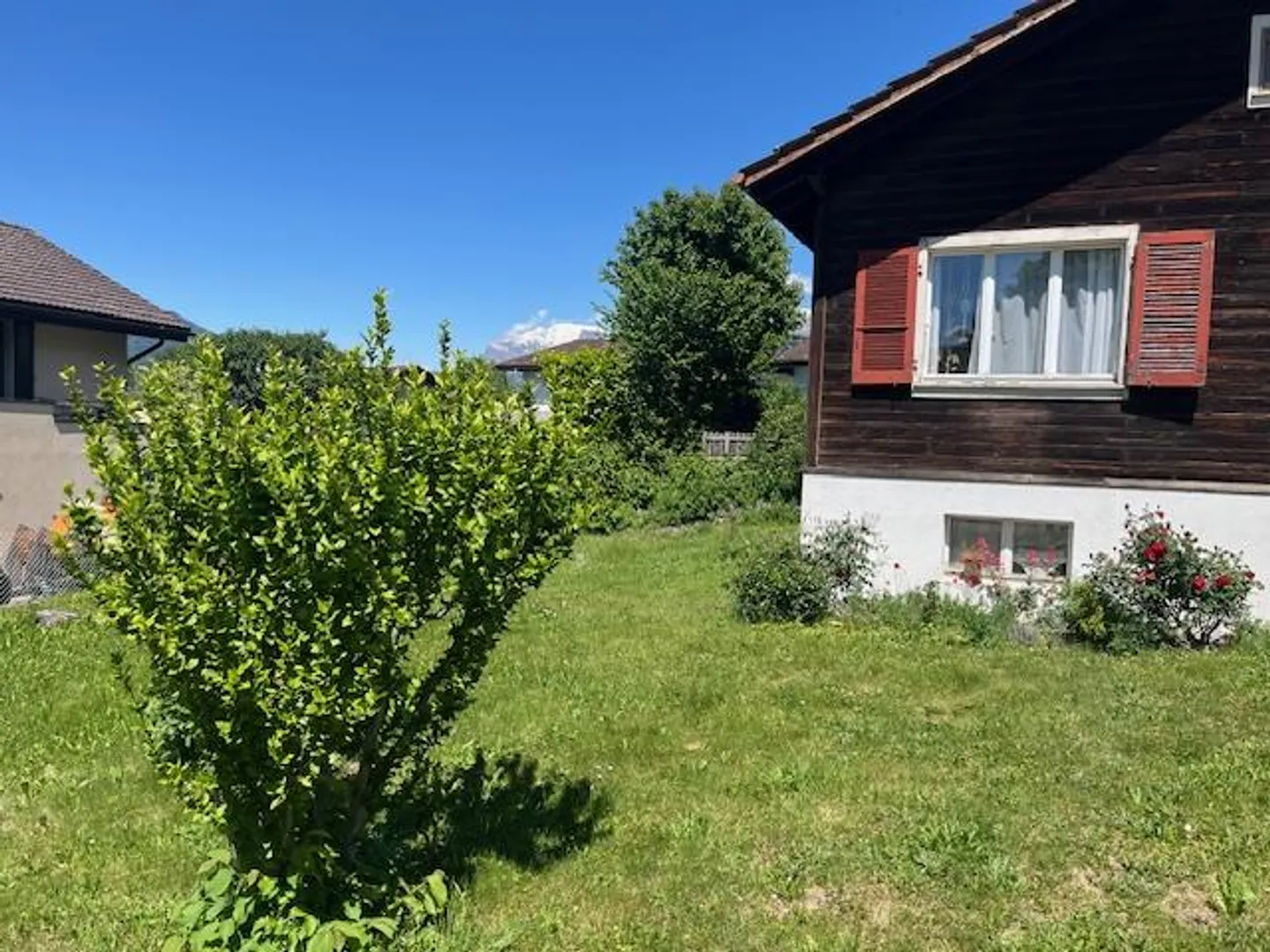 Chalet in legno affascinante con giardino circostante - Foto 3 di 15