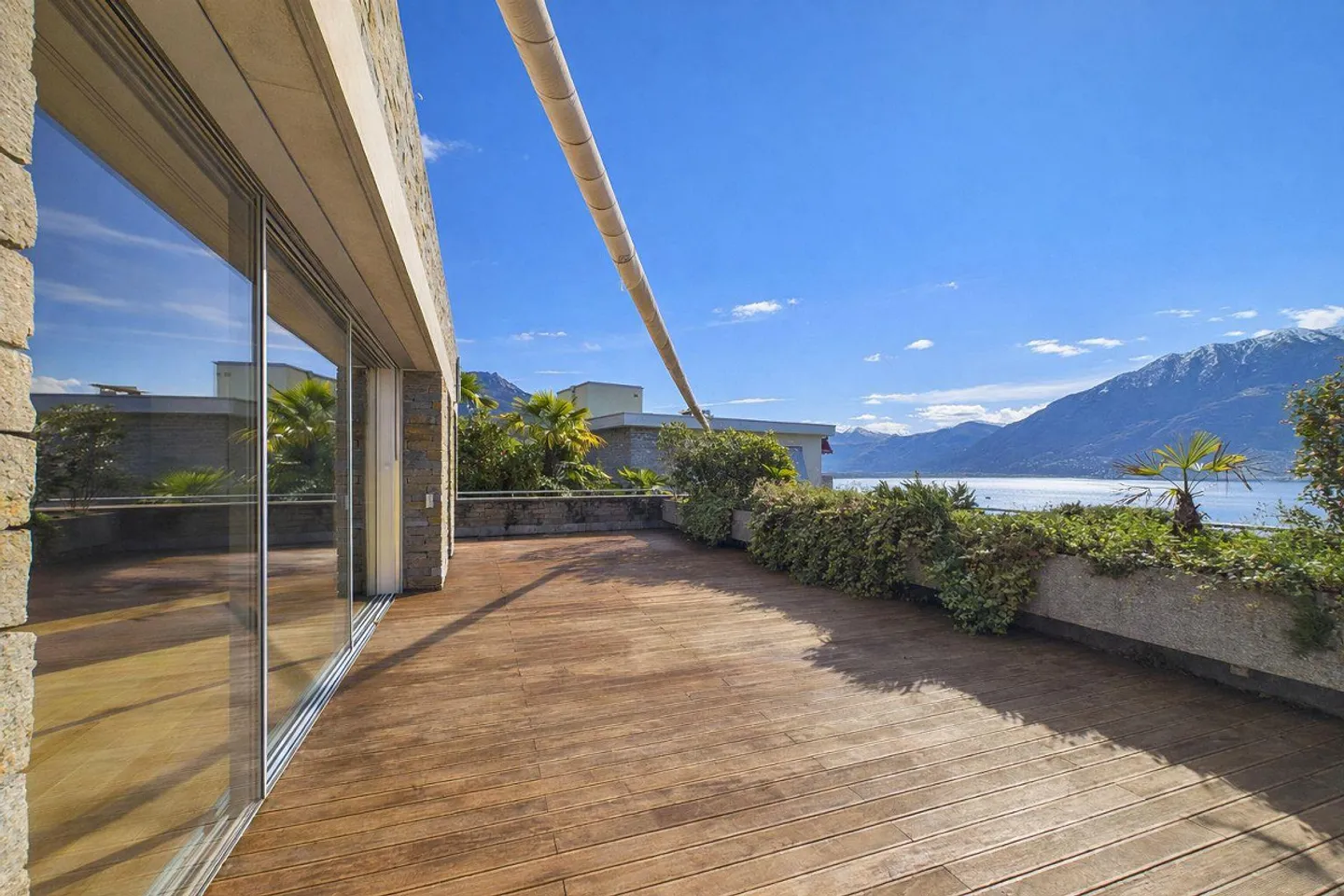 Appartamento elegante e stiloso con vista panoramica sul Lago Maggiore - Foto 1 di 24