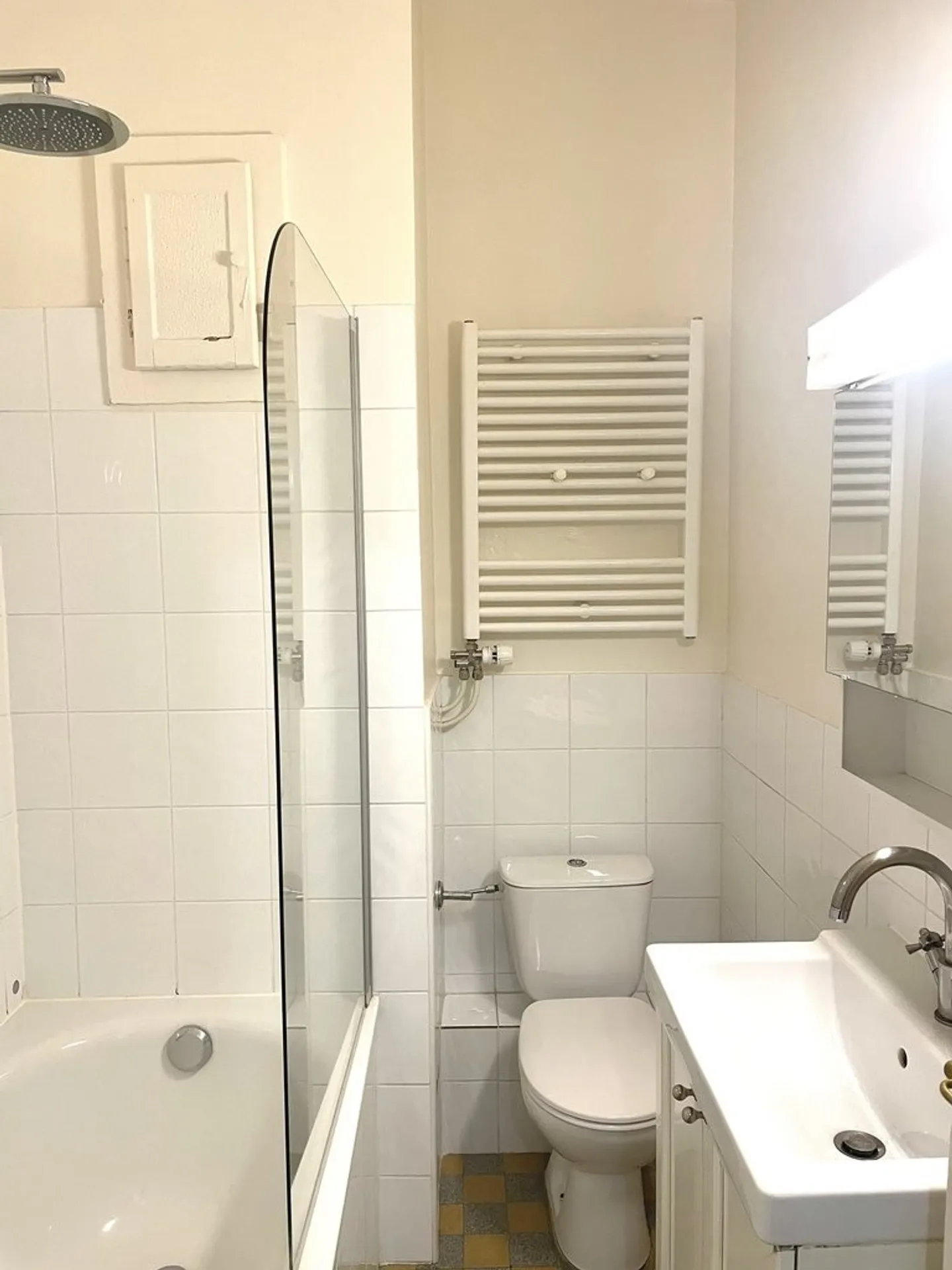 Vicino alla stazione ferroviaria Eaux-Vives - Foto 8 di 8