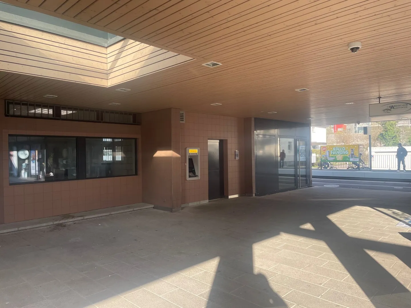 Espace commercial attrayant dans le meilleur emplacement à Therwil - Photo 1 sur 13