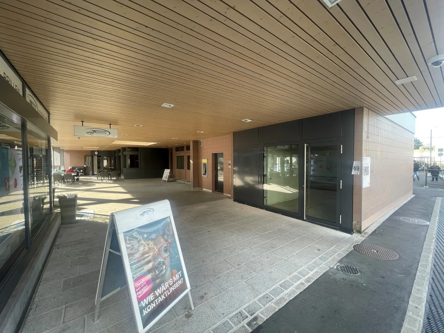 Espace commercial attrayant dans le meilleur emplacement à Therwil - Photo 2 sur 13