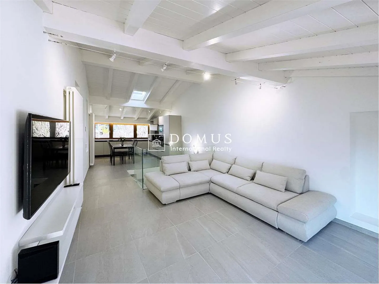 Casa rinnovata con vista lago - Foto 3 di 13