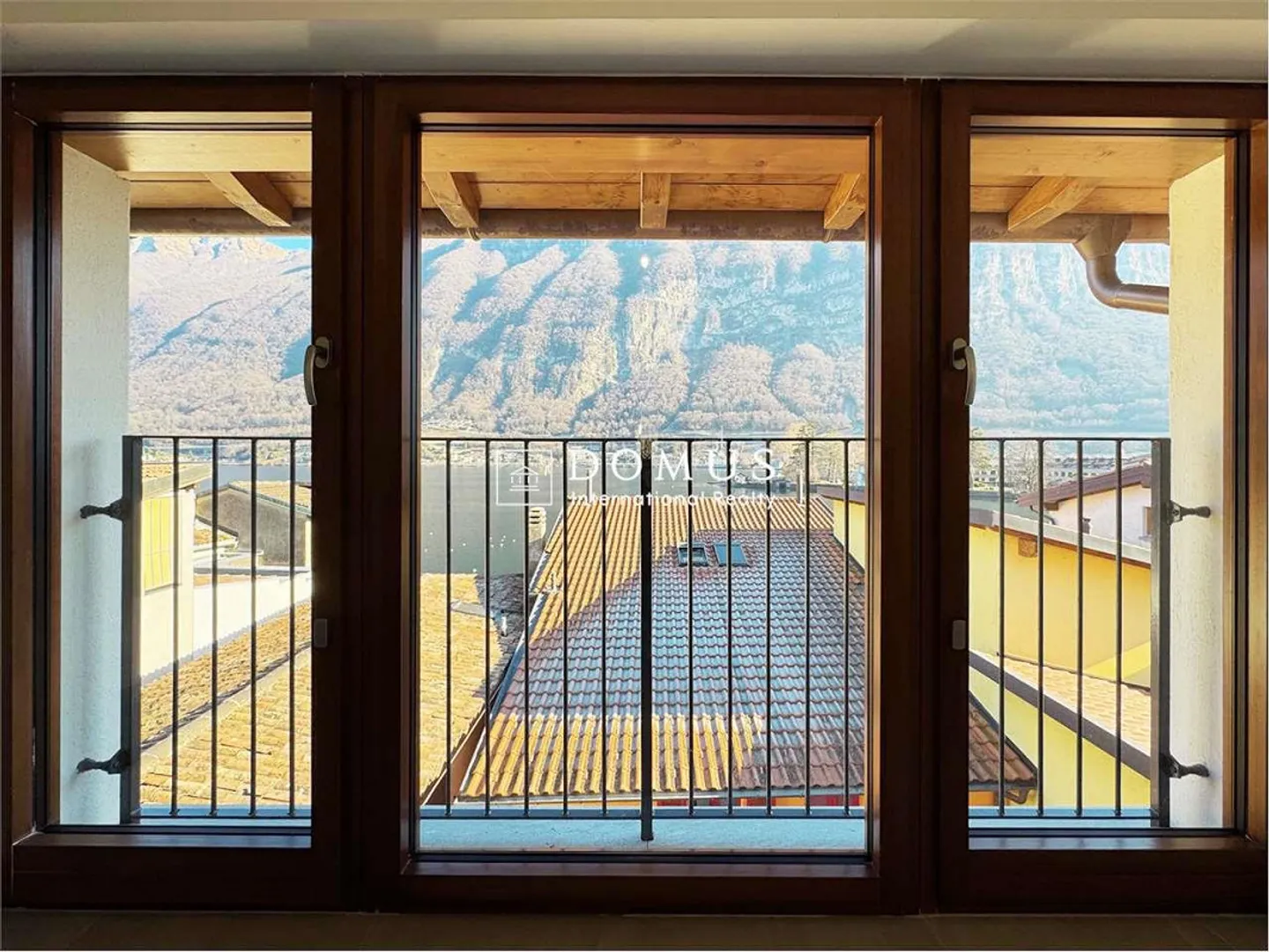 Casa rinnovata con vista lago - Foto 4 di 13