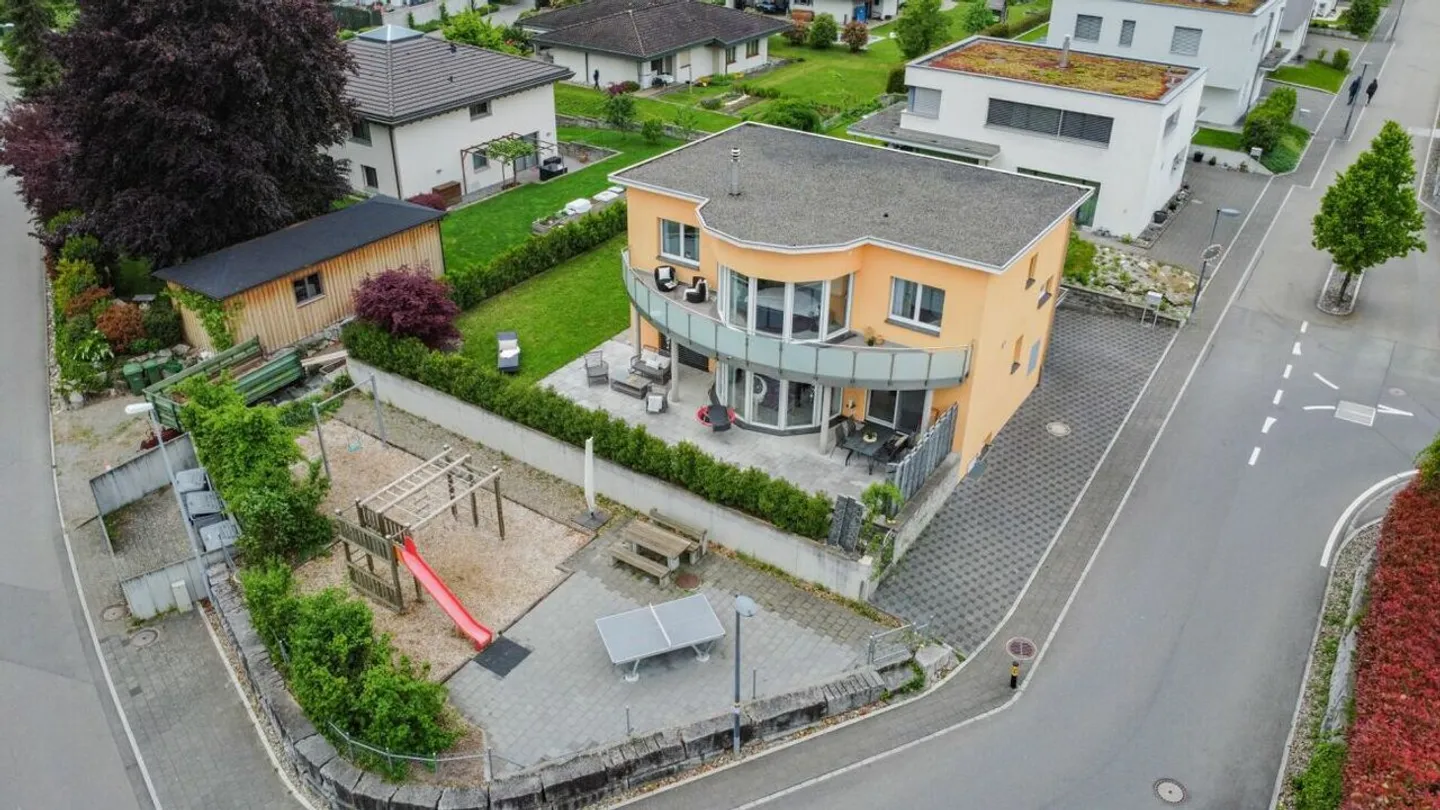 MODERNES UND FREISTEHENDES EINFAMILIENHAUS - Foto 1 von 8