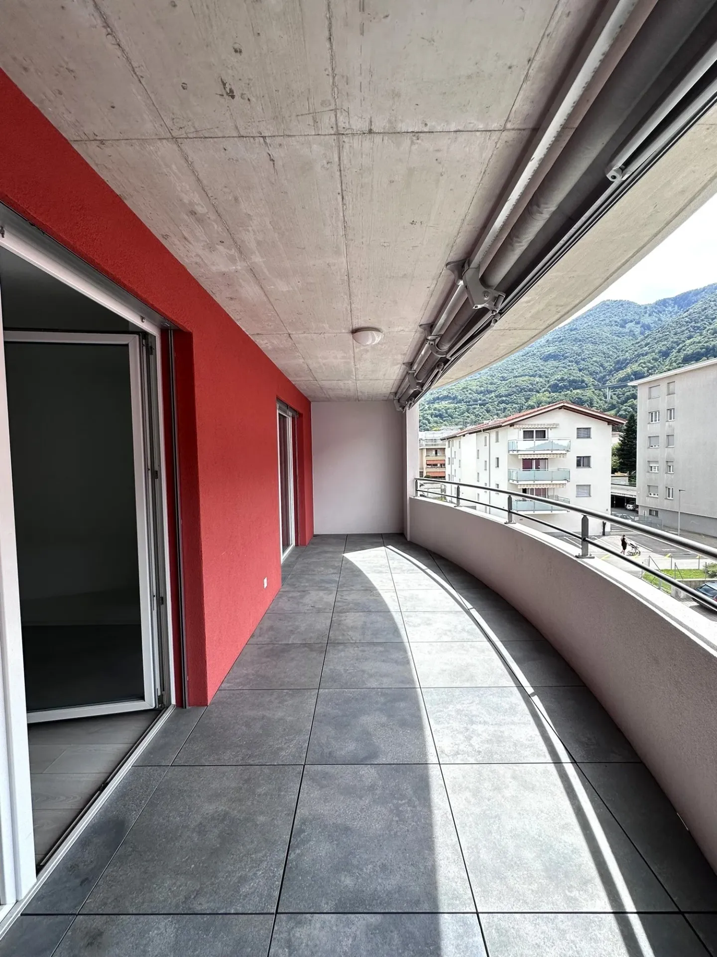 Moderno appartamento 2.5 locali con balcone a Cadenazzo - Foto 8 von 15