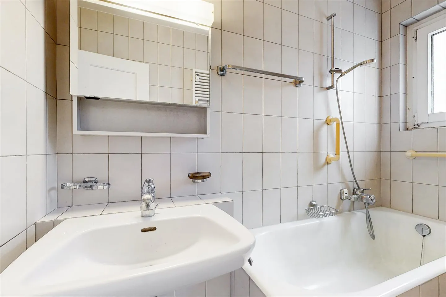 Beautiful apartment with lake view - Photo 7 of 8