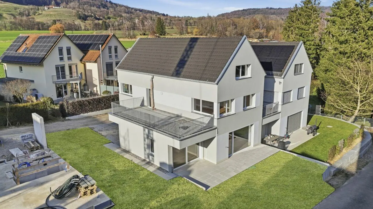 Moderna casa bifamiliare con molto spazio, finiture di alta qualità e giardino a Stein am Rhein - Foto 1 di 30