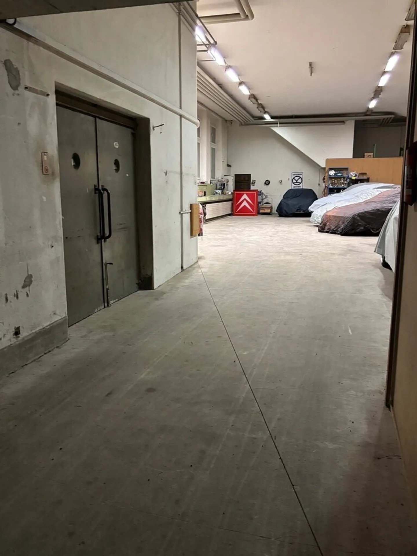 Ampio spazio di stoccaggio nell'area SUN - Foto 3 di 6