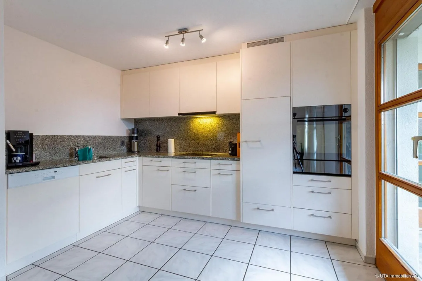 Well-maintained 4.5-room apartment with private garden and pergola - Photo 2 of 14