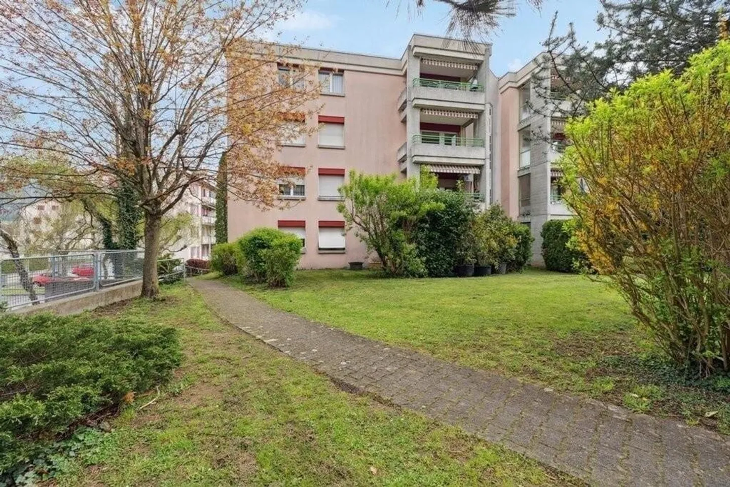 Appartement Charmant avec Terrasse - Photo 2 sur 3