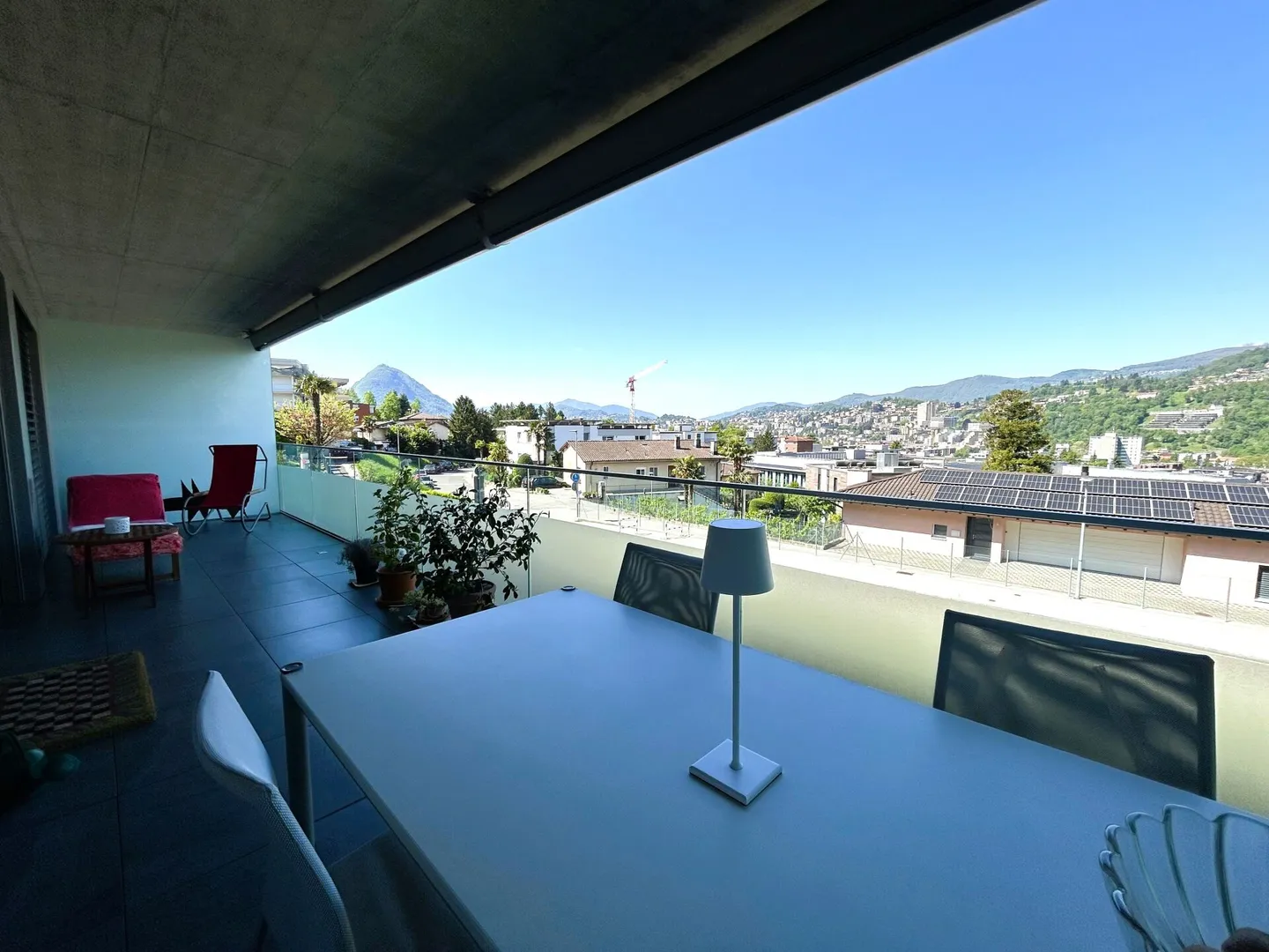 Modern 2.5-room apartment with large covered terrace - Foto 1 di 5
