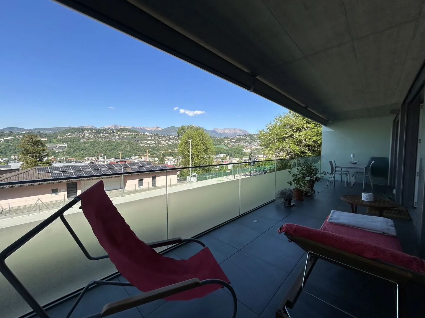 Modern 2.5-room apartment with large covered terrace - Foto 2 di 5