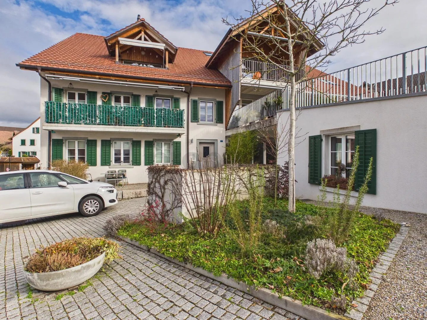 Modern 3.5-room maisonette with beautiful views - Photo 1 of 10