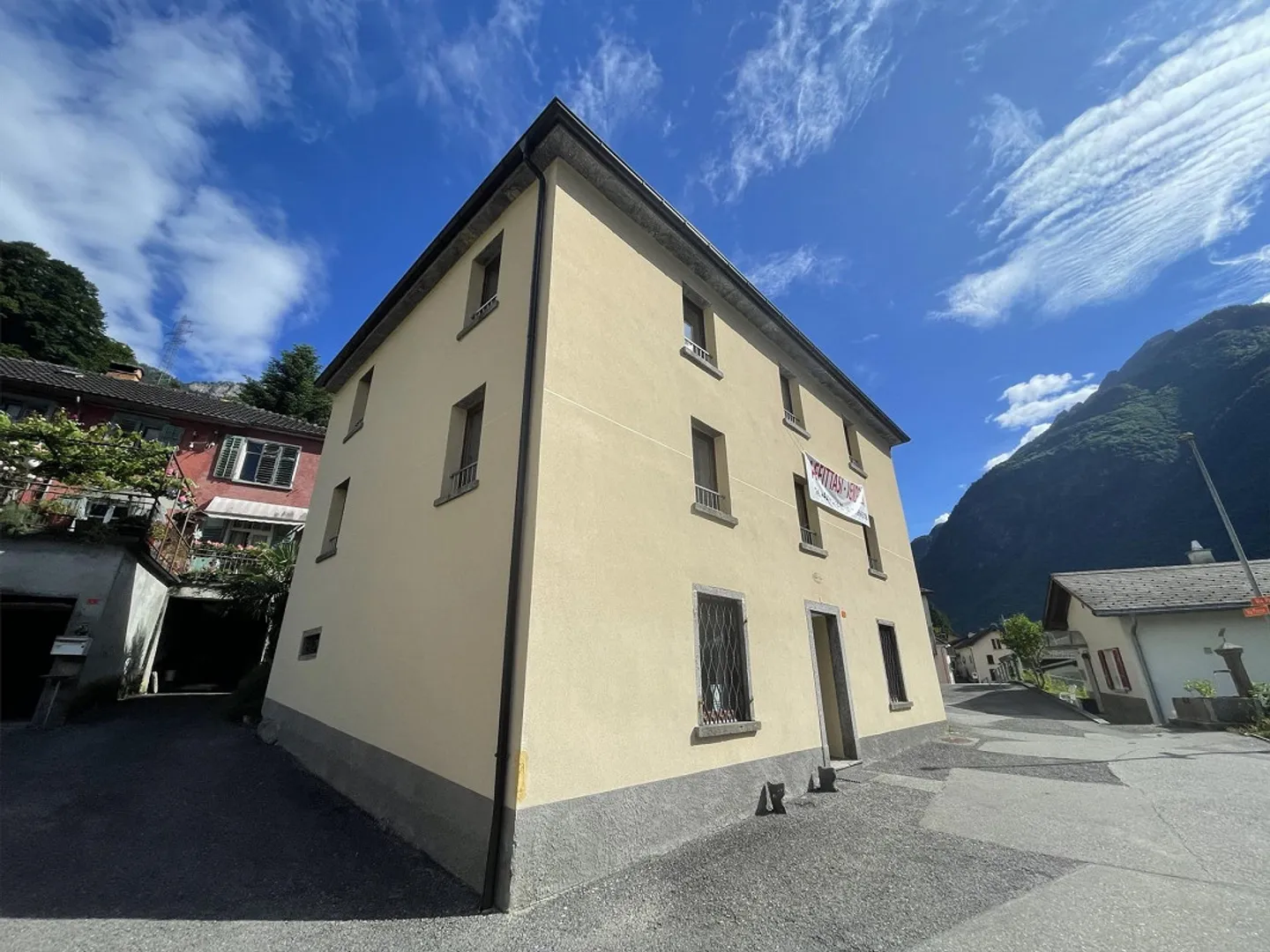 STABILE COMPLETAMENTE RIATTATO AD UN PREZZO MAI VISTO - Foto 1 von 13