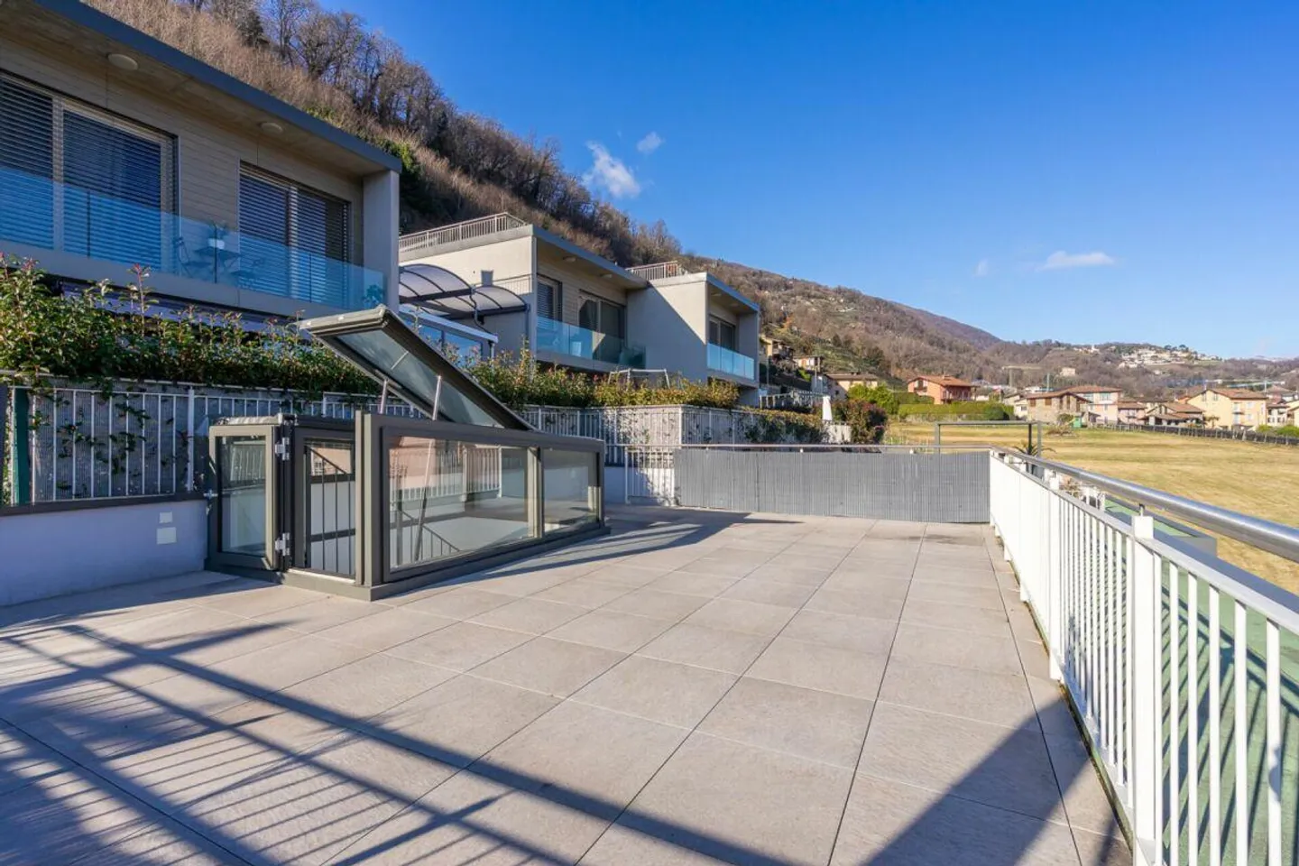 AGNO · 2.5 CHAMBRES DESIGN AVEC TOIT TERRASSE PANORAMIQUE - Photo 2 sur 11