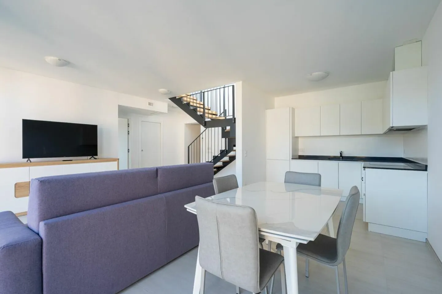 AGNO · 2.5 CHAMBRES DESIGN AVEC TOIT TERRASSE PANORAMIQUE - Photo 4 sur 11