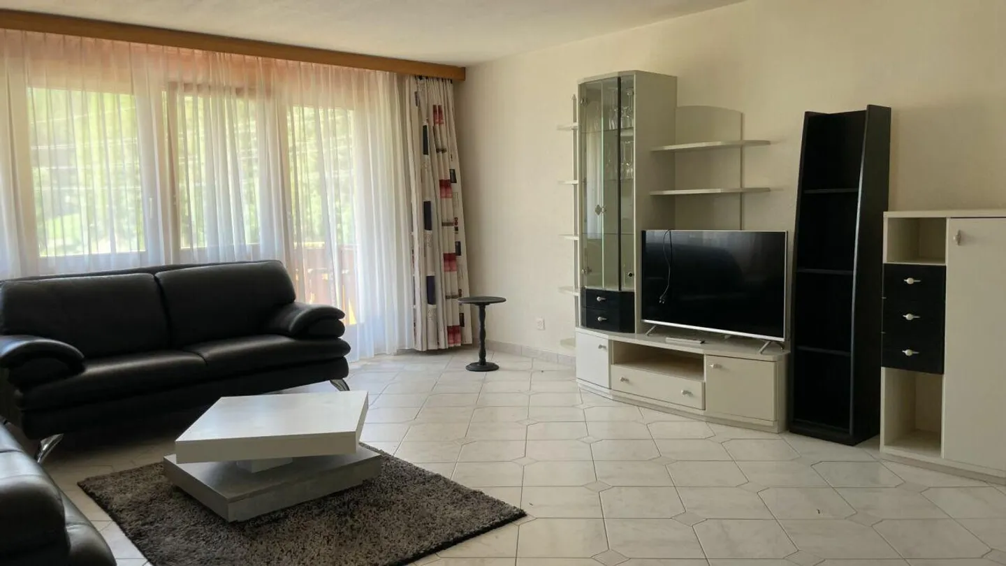 Appartement moderne de 4,5 pièces avec vue dégagée. 3ème étage sud-est avec soleil du matin et de l'après-midi. - Photo 3 sur 14