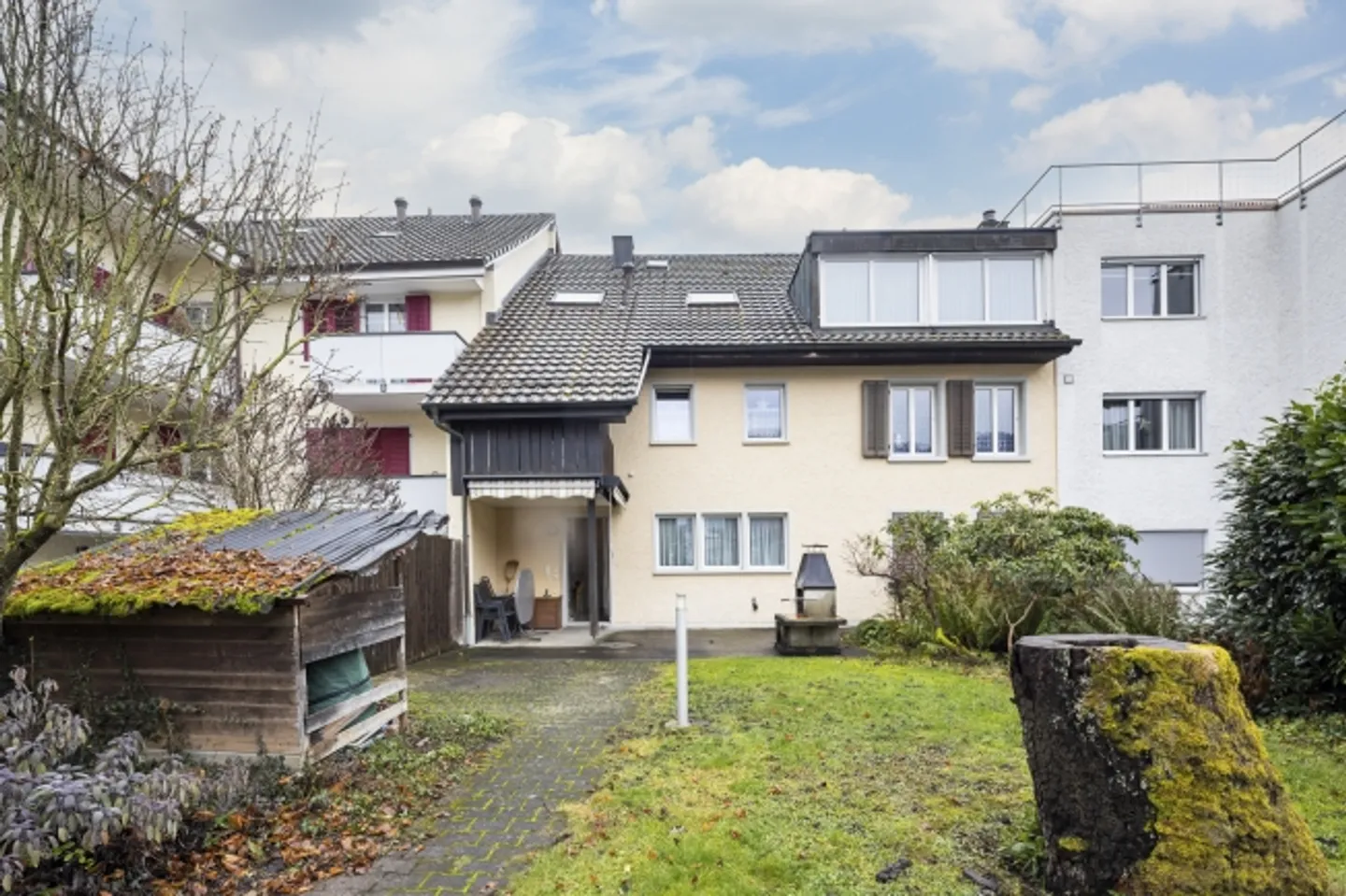 Mehrfamilienhaus an zentrale Lage mit Zukunftspotential - Foto 1 di 13