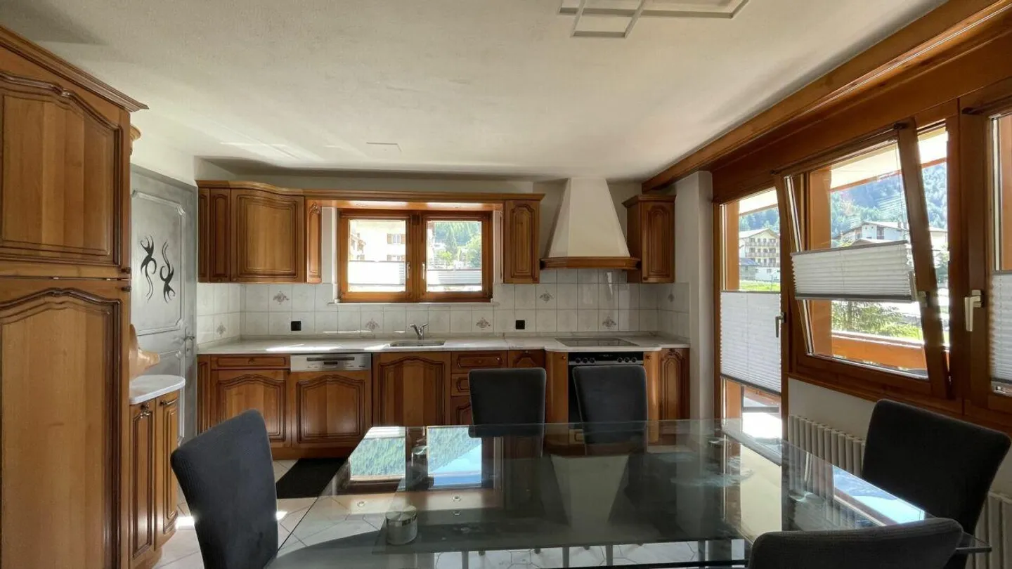 Appartement moderne de 4,5 pièces avec vue dégagée. 3ème étage sud-est avec soleil du matin et de l'après-midi. - Photo 10 sur 14