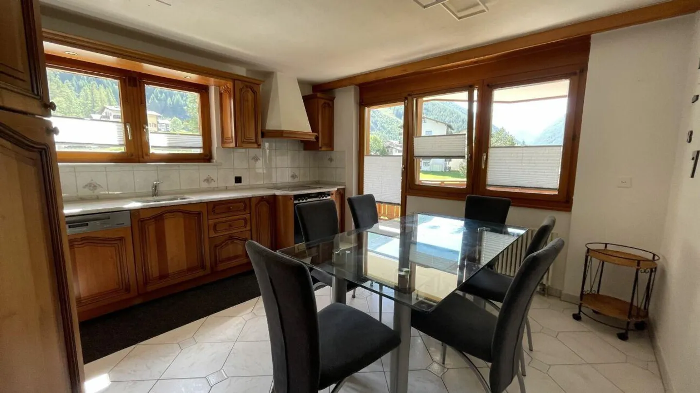 Appartement moderne de 4,5 pièces avec vue dégagée. 3ème étage sud-est avec soleil du matin et de l'après-midi. - Photo 8 sur 14