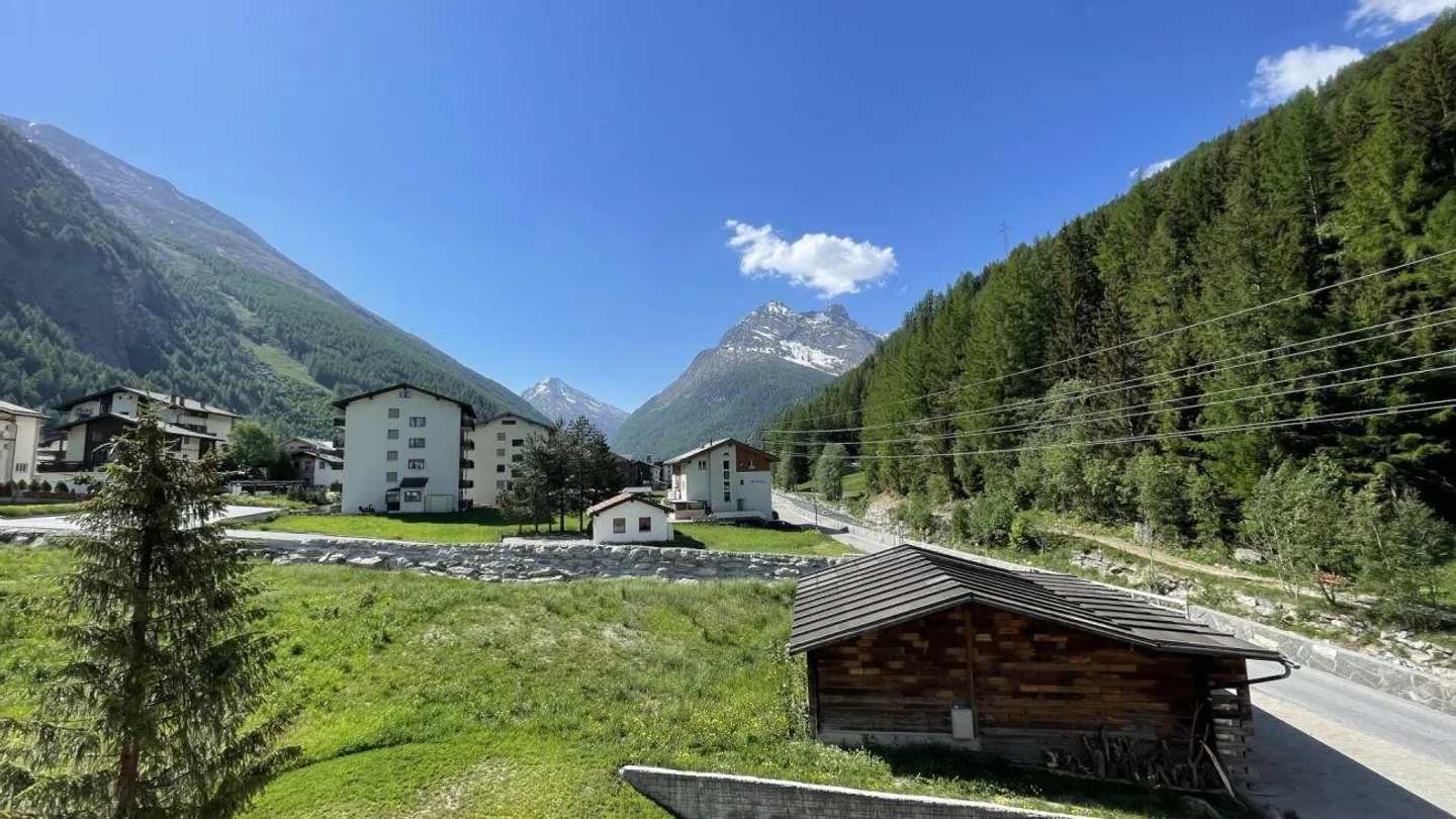 Appartement moderne de 4,5 pièces avec vue dégagée. 3ème étage sud-est avec soleil du matin et de l'après-midi. - Photo 12 sur 14