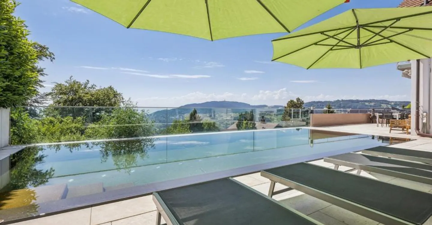 Dominierende Position, Infinity-Pool & Panoramablick - Foto 2 von 13