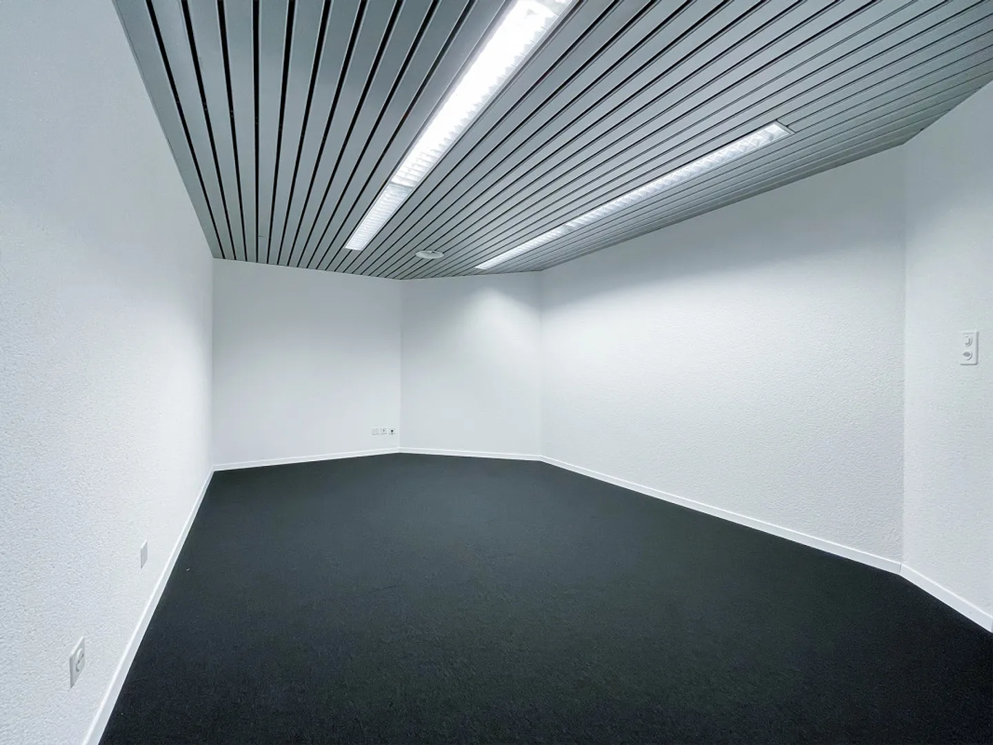 Ufficio moderno con ulteriore spazio in affitto - Foto 5 di 8