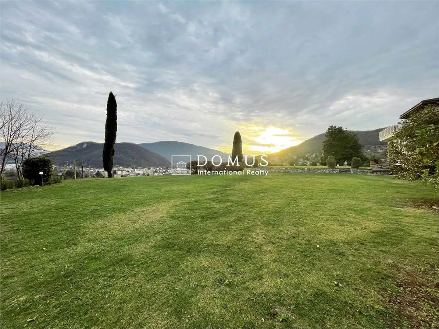 Dominante Villa mit Seeblick, im Grünen - Foto 3 von 13