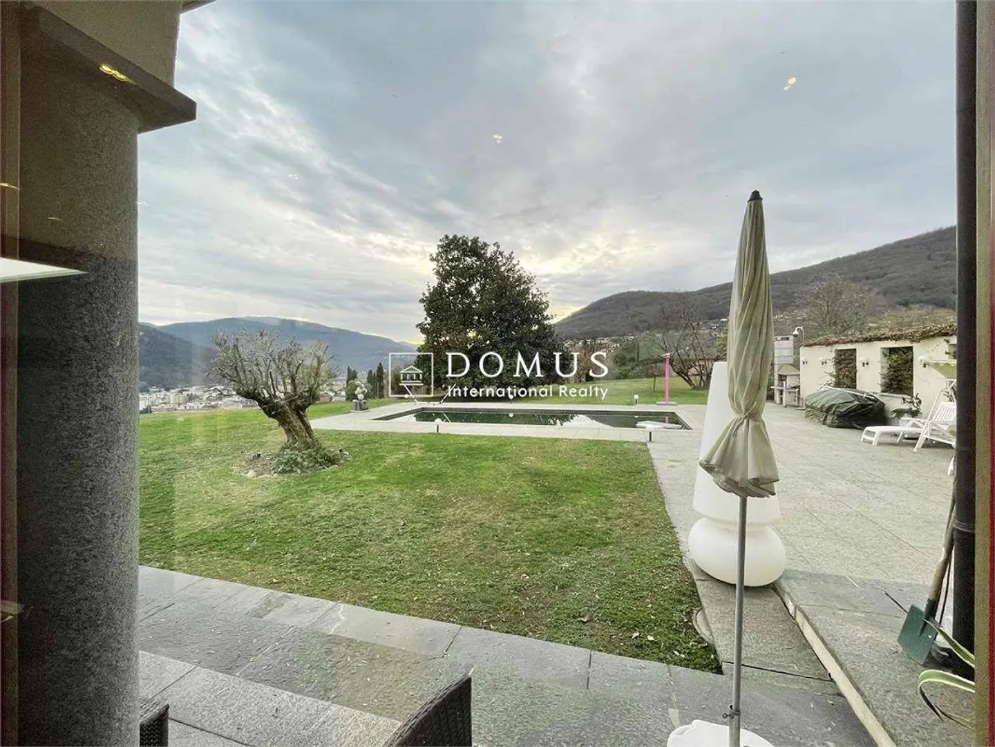 Dominante Villa mit Seeblick, im Grünen - Foto 6 von 13