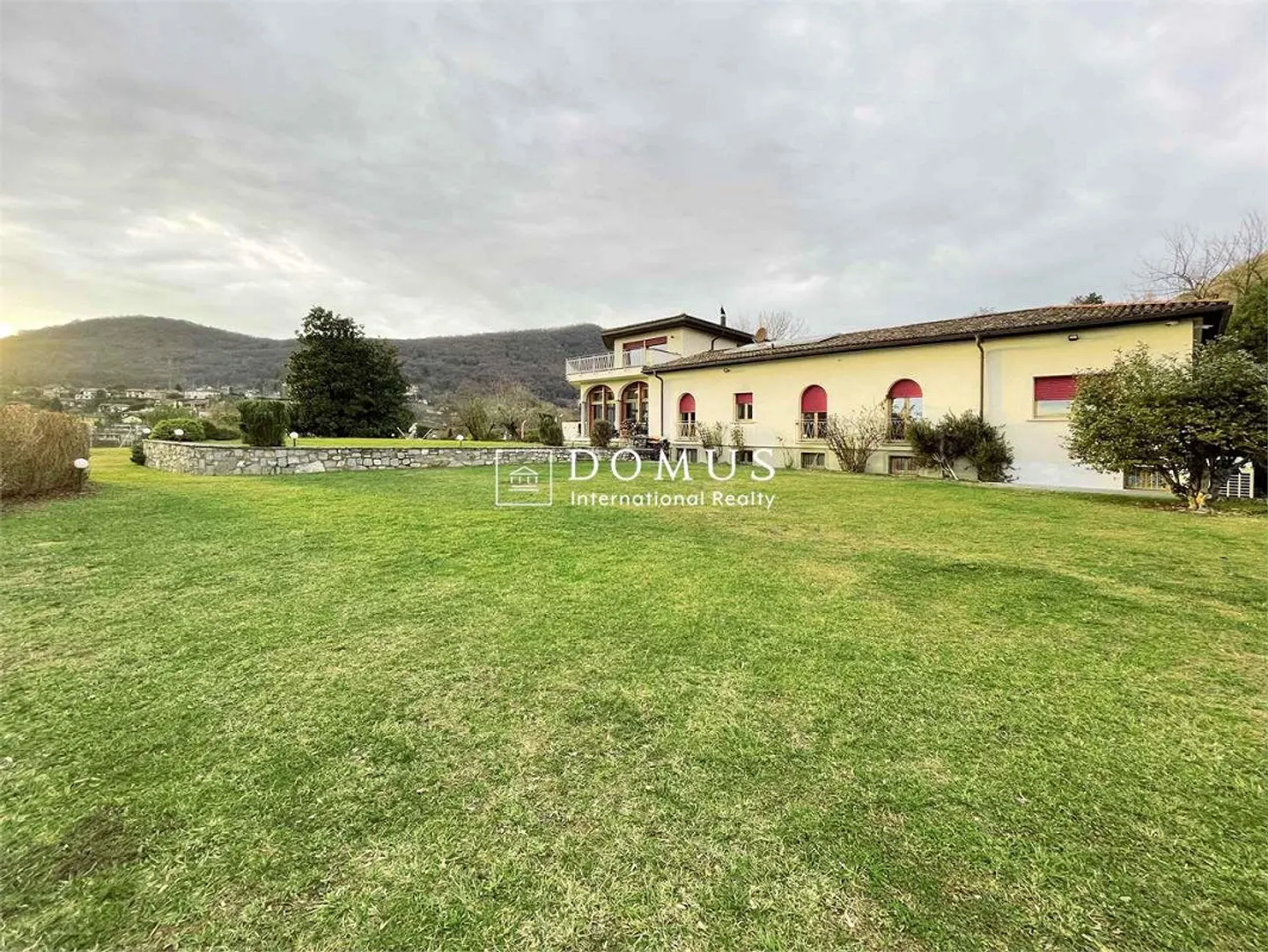 Dominante Villa mit Seeblick, im Grünen - Foto 1 von 13