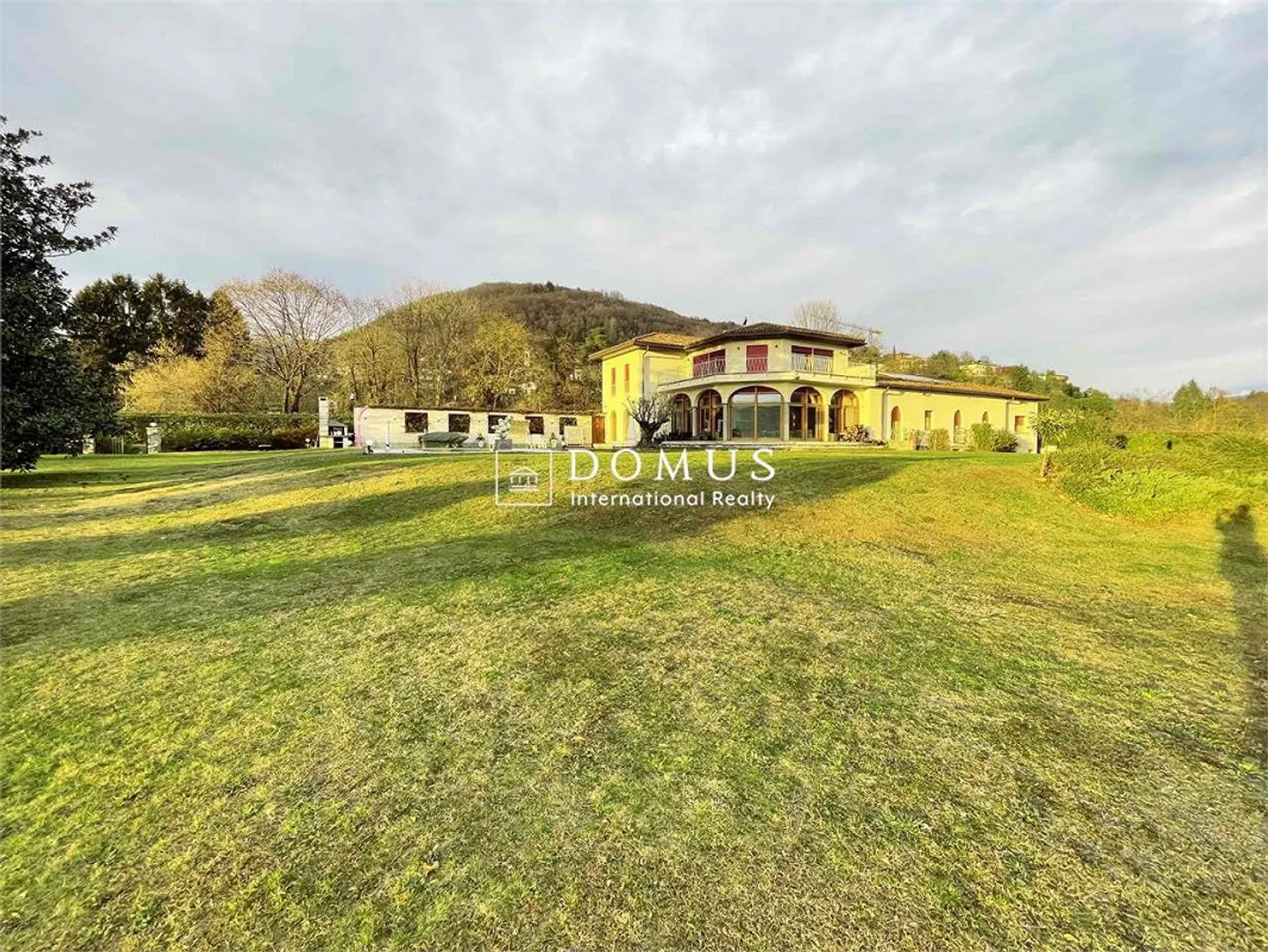 Dominante Villa mit Seeblick, im Grünen - Foto 2 von 13