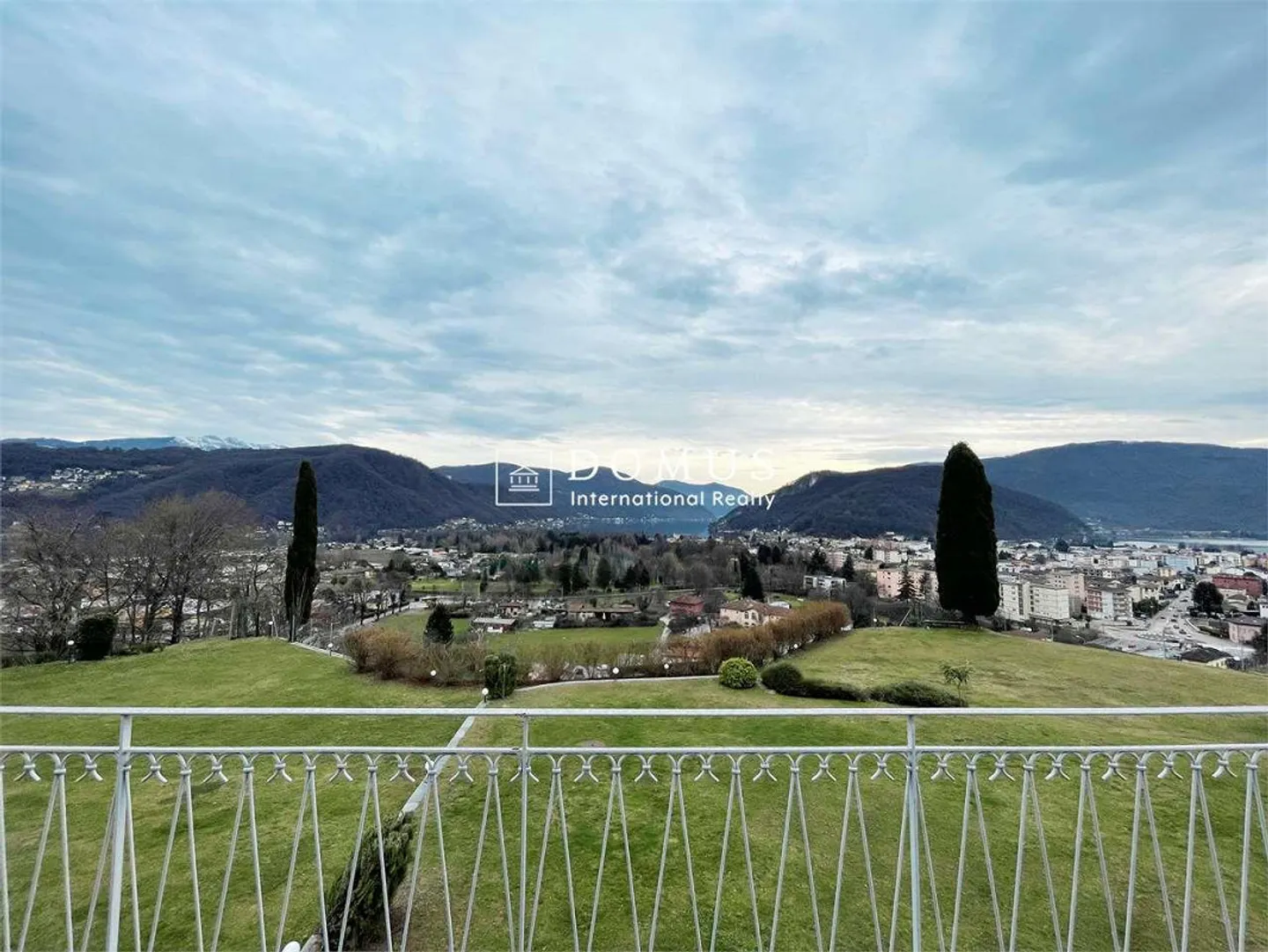 Dominante Villa mit Seeblick, im Grünen - Foto 12 von 13