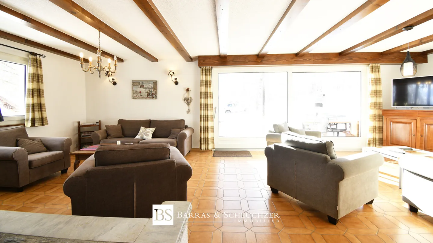 Chalet spazioso di 6,5 stanze su terreno pianeggiante - Foto 2 di 8