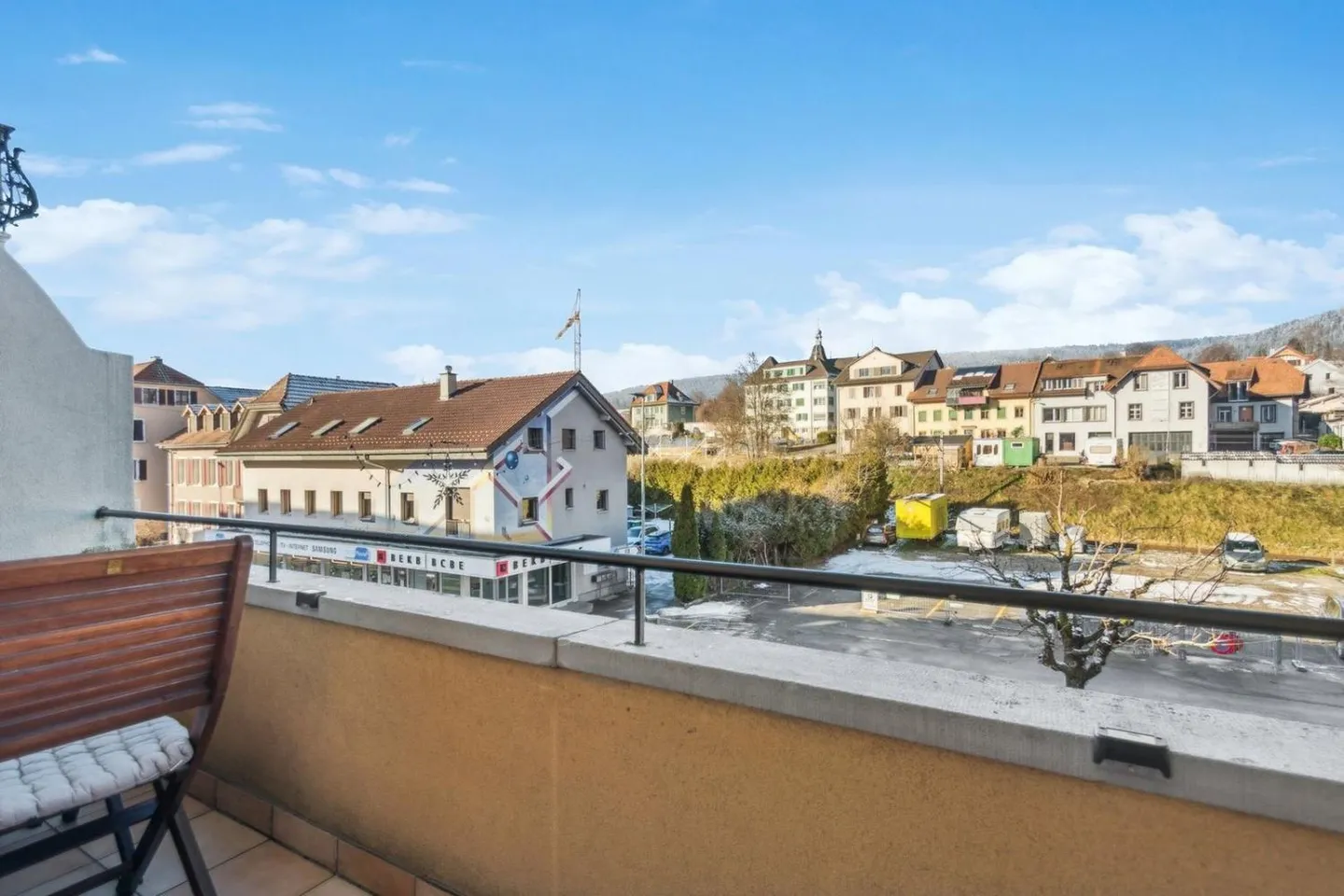 Seltenheit im Herzen von Reconvilier: Renovierte 4,5-Zimmer-Wohnung - Foto 3 von 13