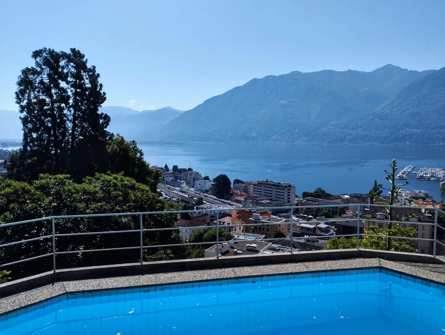 MURALTO – Appartamento elegante con piscina privata e vista lago mozzafiato - Foto 3 di 28