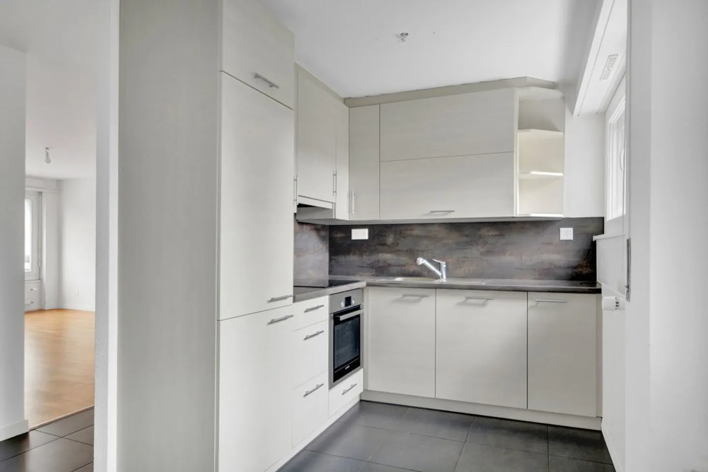 Pleasant living in a house with elevator - Photo 3 of 7