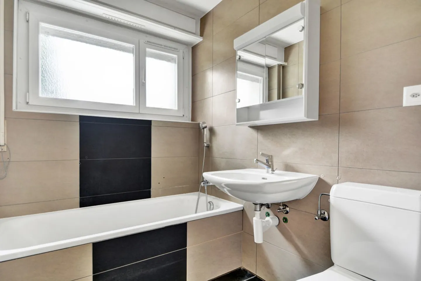 Pleasant living in a house with elevator - Photo 4 of 7