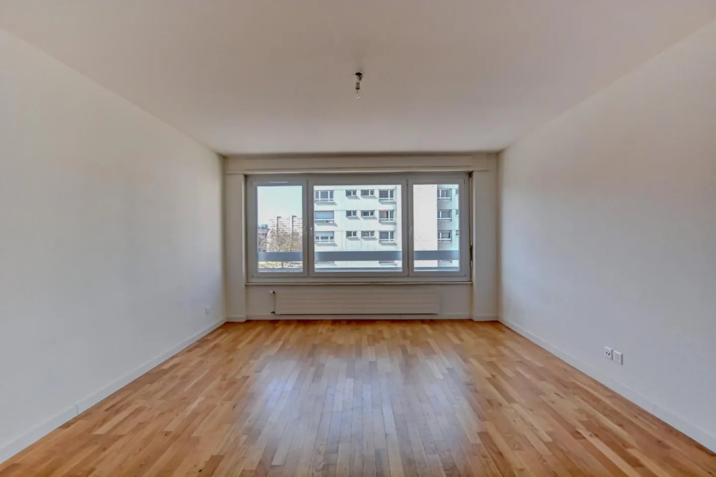 Pleasant living in a house with elevator - Photo 5 of 7