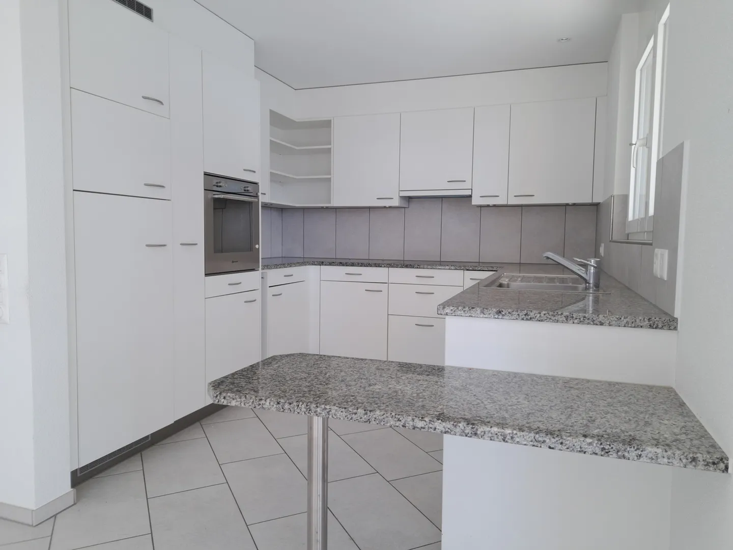 Spacious 4.5-room apartment on the edge of the village - Photo 2 of 10