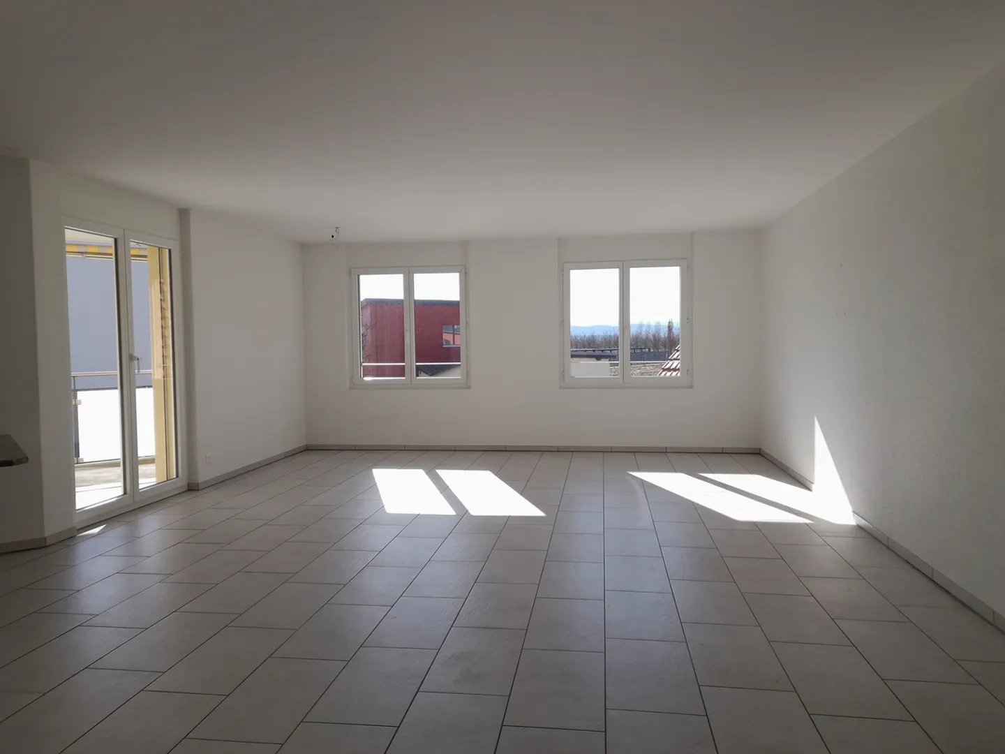 Spacious 4.5-room apartment on the edge of the village - Photo 3 of 10