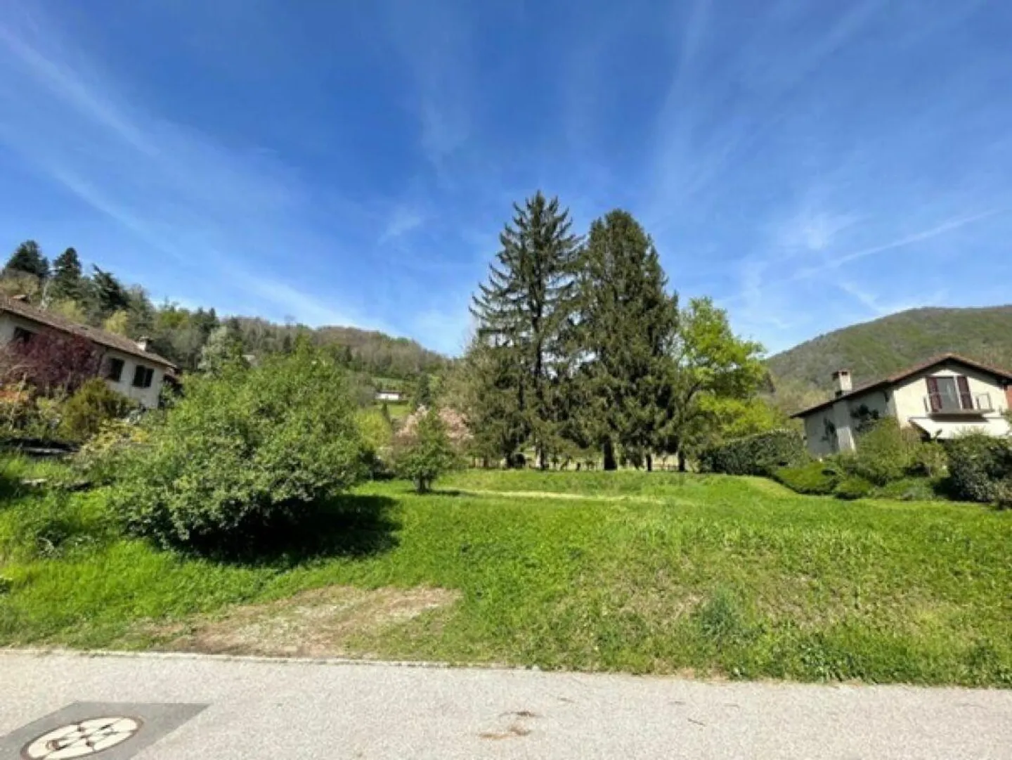 Gewerbezone mit Halle und 2 Wohnungen - Foto 1 von 3