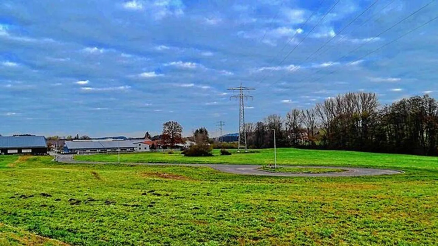 Gewerbezone mit Halle und 2 Wohnungen - Foto 3 von 3