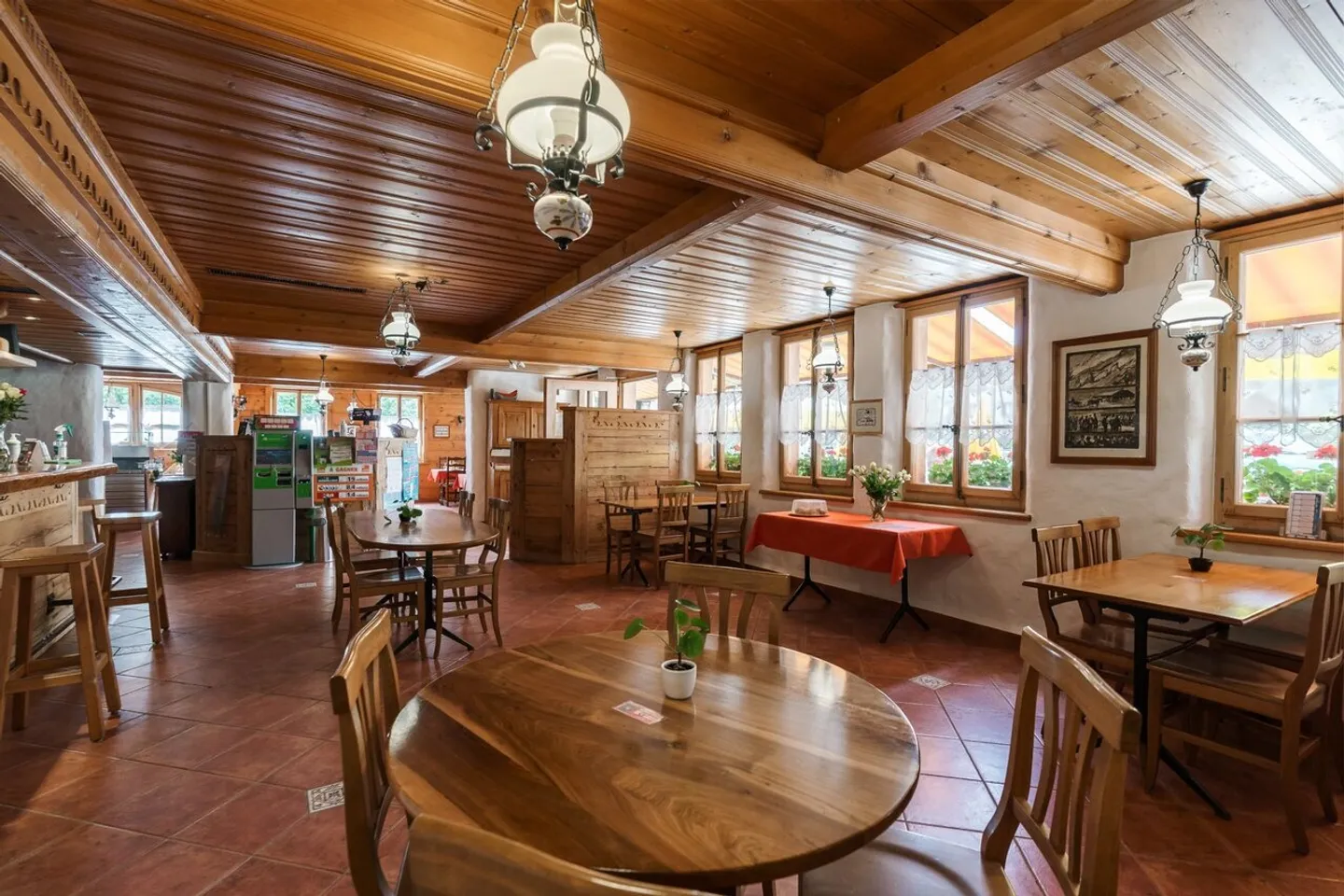 Charmant restaurant avec hébergement ? Une adresse emblématique au cœur de Pays- - Photo 3 sur 12