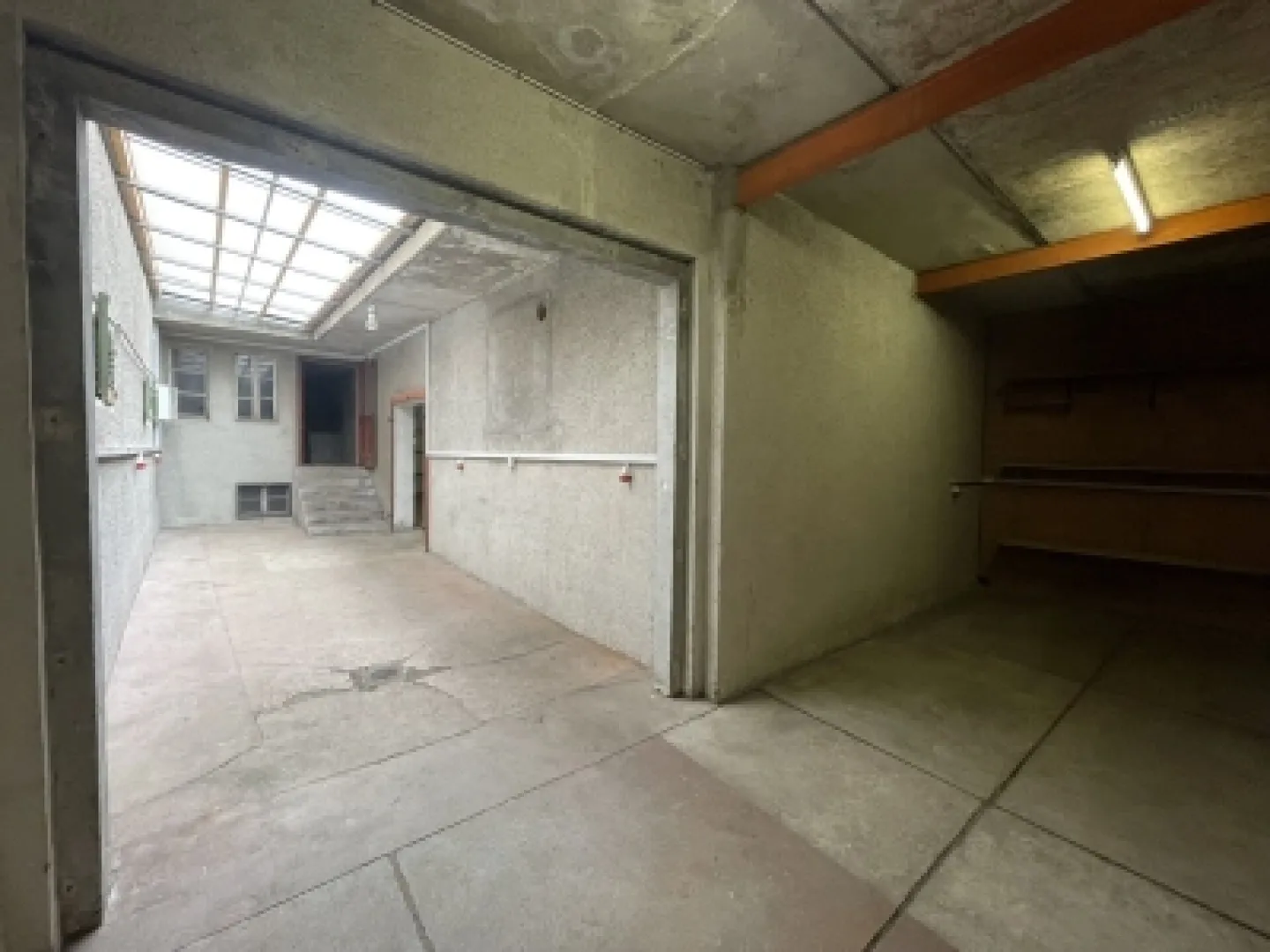 St-Imier, 105 m² space with unloading dock - Ideal for storage or DIY - Photo 1 of 9